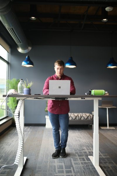 Rugpijn voorkomen als je de hele dag achter een bureau zit
